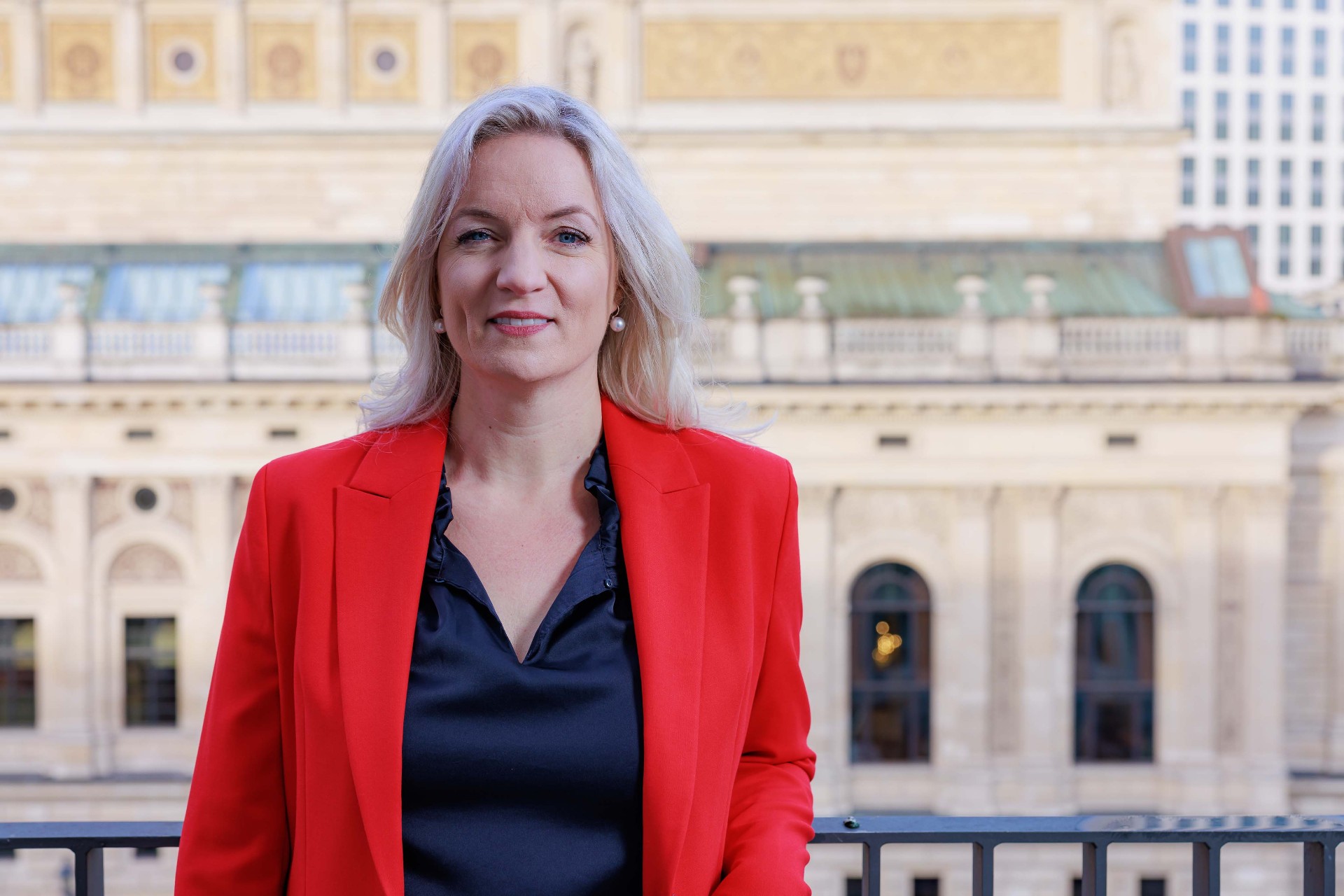 Martina Peukert, Geschäftsführerin der ProgramMaker UG, vor der Alten Oper Frankfurt